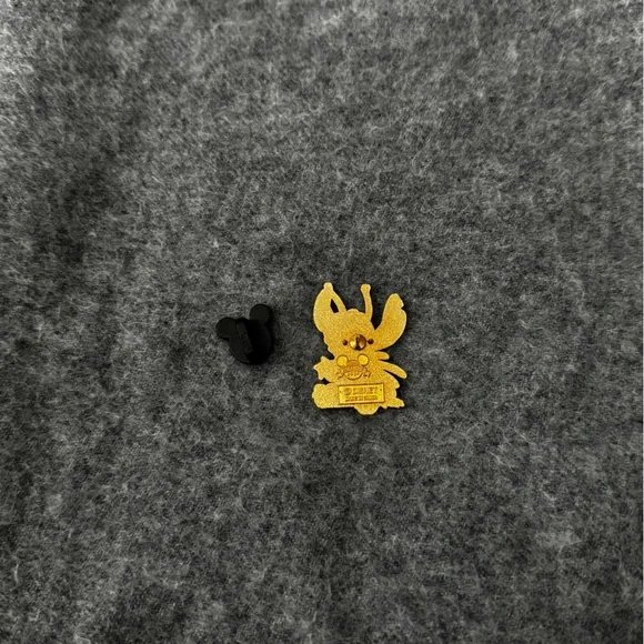 Disney Pin Trading 2005 Stitch Sit Down - Picture 2 of 2